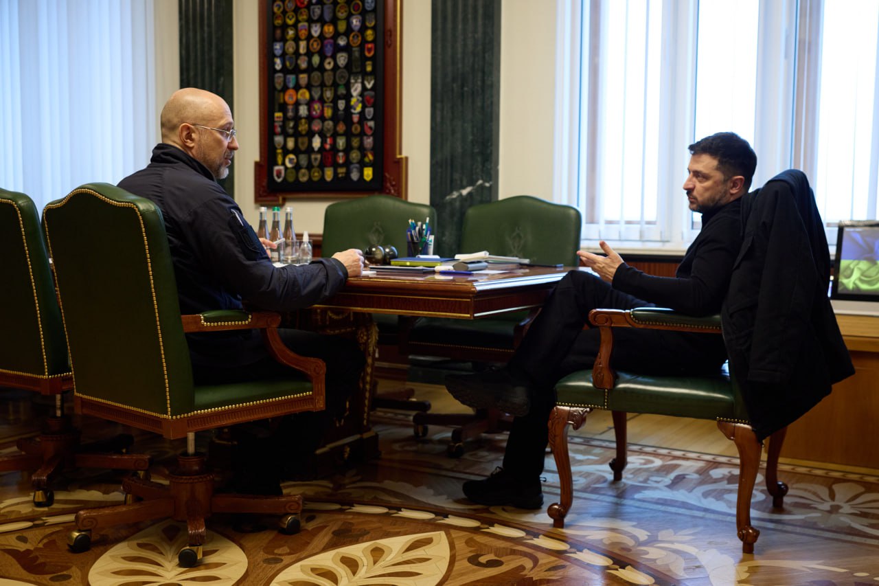Володимир Зеленський доручив Денису Шмигалю підготувати зміни до планів оборони України
