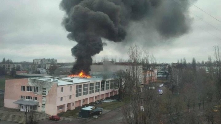 Росіяни вдарили безпілотниками по спортивній школі у Шостці, де тренувалися діти (ФОТО) Росіяни вдарили безпілотниками по спортивній школі у Шостці, де тренувалися діти (ФОТО)
