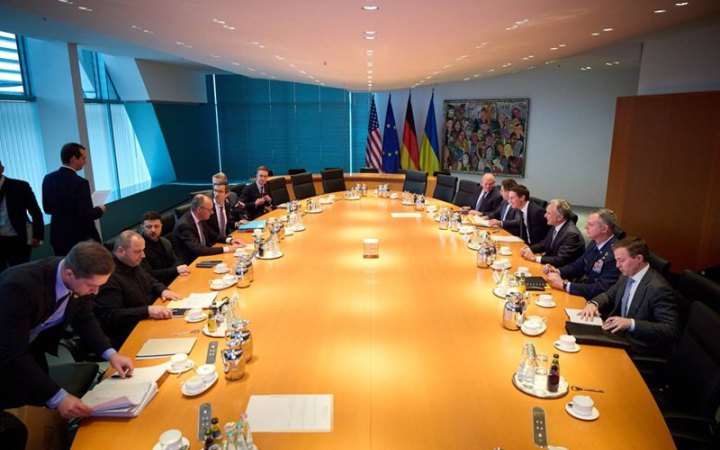 У Берліні розпочалася зустріч делегацій України і США