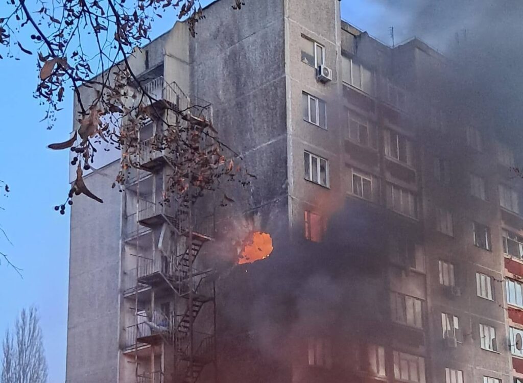 Чернігів знову атакував російський ударний дрон: горить багатоповерхівка (ФОТО)