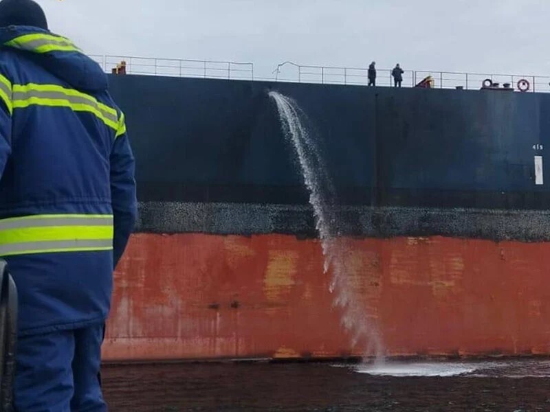 Россия ударила по двум гражданским судам — ВМС Украины Россия ударила по двум гражданским судам — ВМС Украины