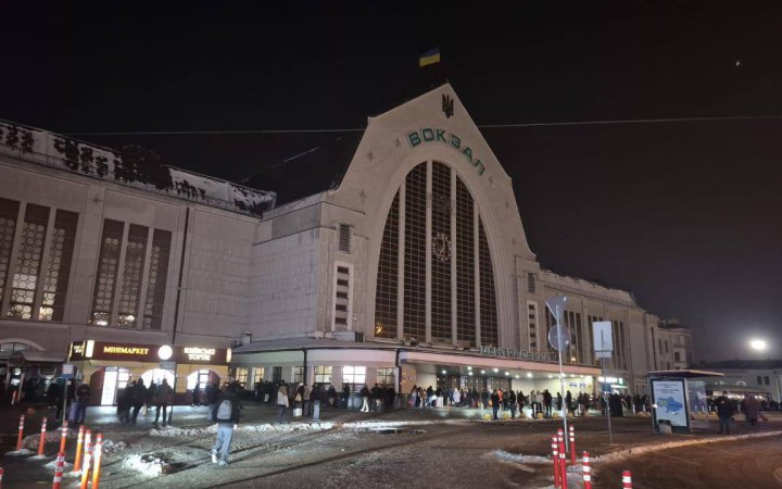 Київський вокзал у режимі економії: УЗ зменшила зовнішнє освітлення Київський вокзал у режимі економії: УЗ зменшила зовнішнє освітлення