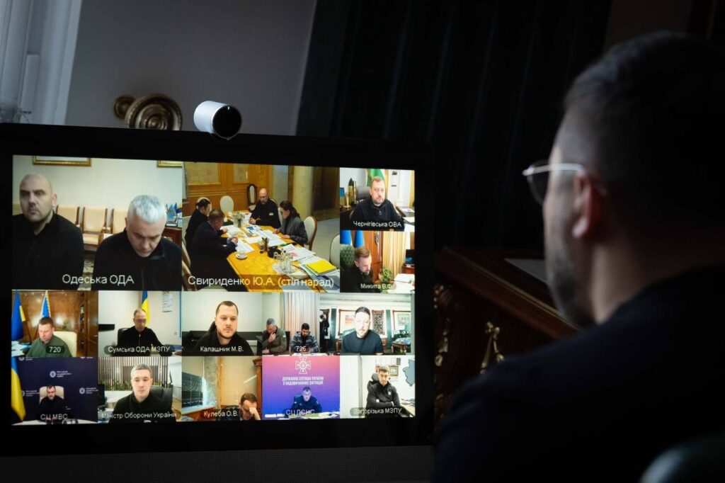 Около 4000 домов в Киеве до сих пор без тепла, почти 60 % столицы — без электричества — Зеленский