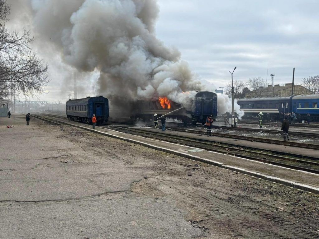Удар РФ по потягу в Миколаєві: поранений працівник «Укрзалізниці». Загалом у березні ворог пошкодив 18 одиниць рухомого складу