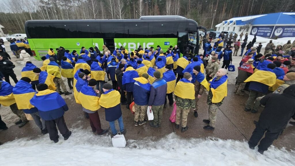 В Україну з російського полону повернули 200 захисників, серед них є оборонці Маріуполя (ФОТО)