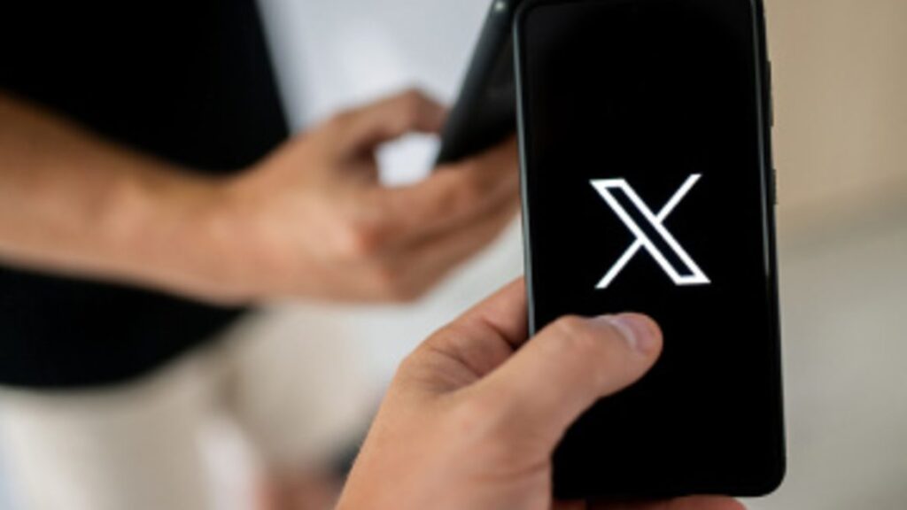 Ілон Маск розпочав тестування X Chat — нового конкурента WhatsApp і Telegram