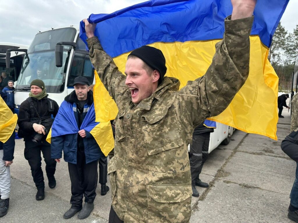 Другий день обміну. З російської неволі визволено ще 300 військових та двох цивільних українців