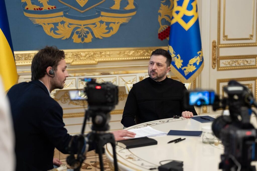 «США не посилюють тиск на РФ, бо вірять у «мирні наміри» Путіна, Україна – ні». Головні тези Зеленського з інтерв’ю Le Monde