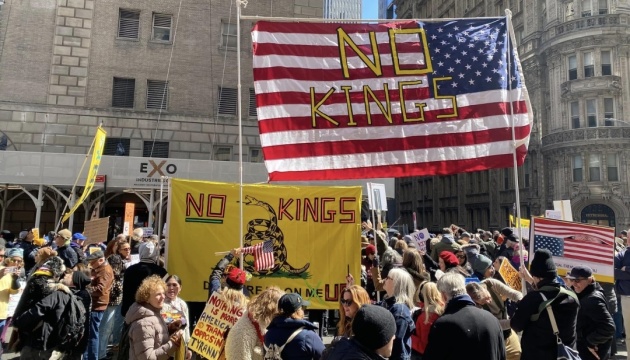 «Ні королям». У США відбулася третя хвиля протестів проти Трампа: акції пройшли у всіх 50 штатах