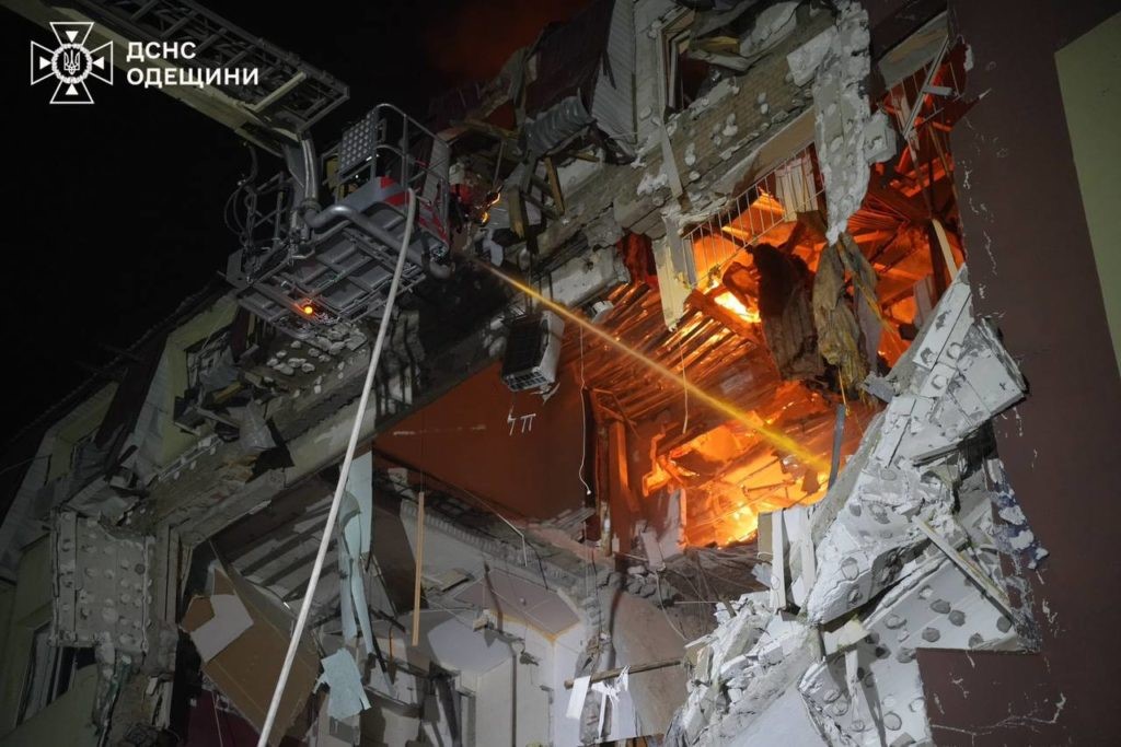 The attack of the Russian Federation on April 6: in Odessa, as a result of hitting a high-rise building, three people died, among them a child. In Chernihiv 350 thousand people without light The attack of the Russian Federation on April 6: in Odessa, as a result of hitting a high-rise building, three people died, among them a child. In Chernihiv 350 thousand people without light