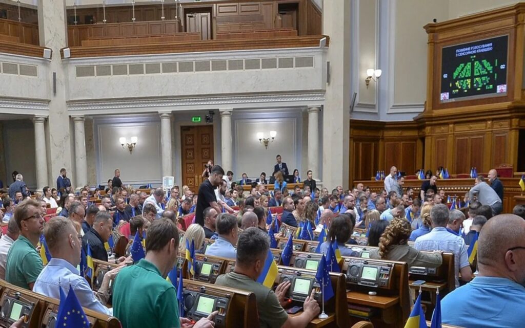 У Раді не підвищують зарплати військовим. Нардепка про причини