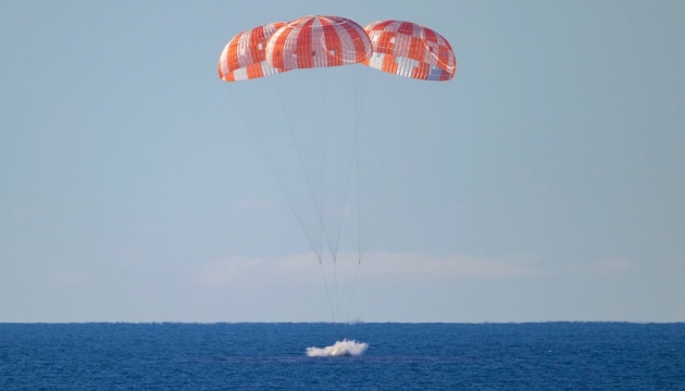 Історична подорож. Екіпаж Artemis II успішно повернувся на Землю після польоту довкола Місяця
