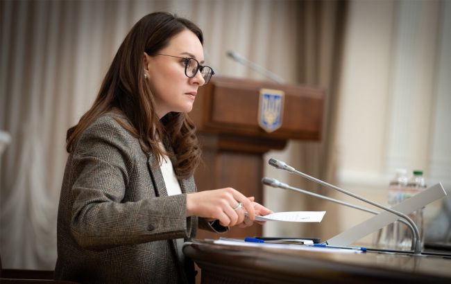 Кабмін дозволив виїзд за кордон усім жінкам