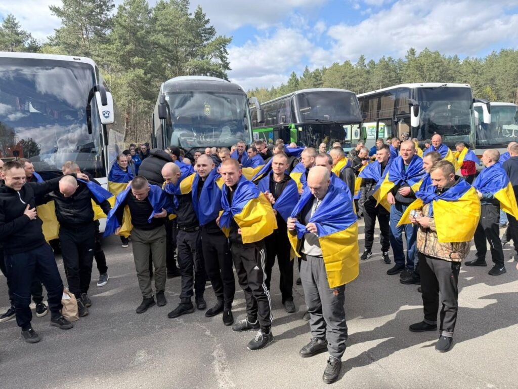 Обмін полоненими: 193 українські воїни повернулися з російського полону Обмін полоненими: 193 українські воїни повернулися з російського полону