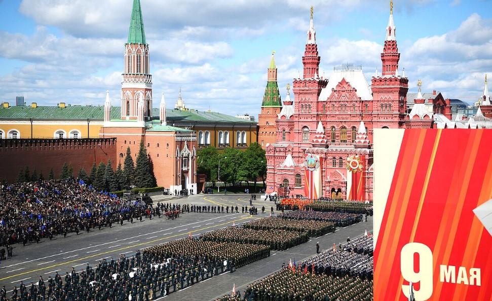 Москва без інтернету, авіаперельотів та готівки напередодні 9 травня: як РФ готується до «святкування» 9 травня