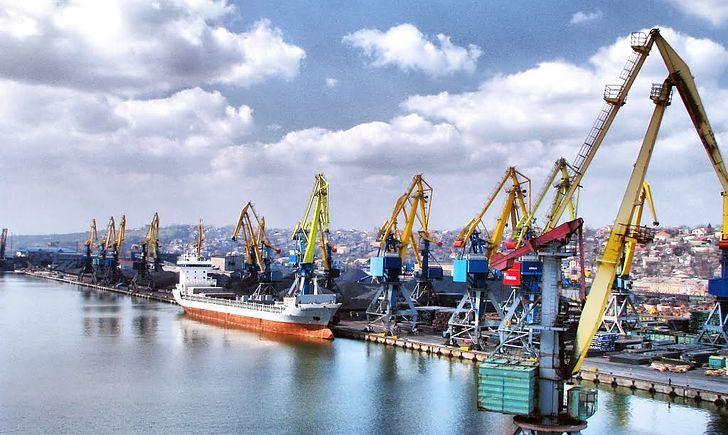 Попри обстріли порти України збільшили на понад 35 відсотків перевалку вантажів