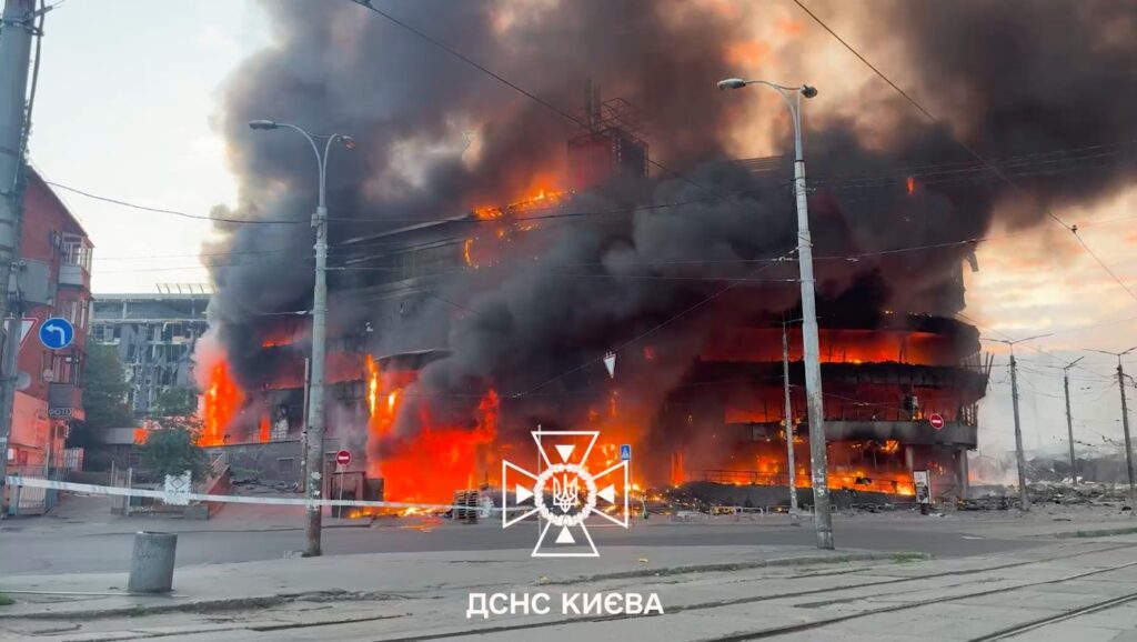 Масований удар РФ по Києву: руйнування, є жертви та понад 50 постраждалих (ФОТО)