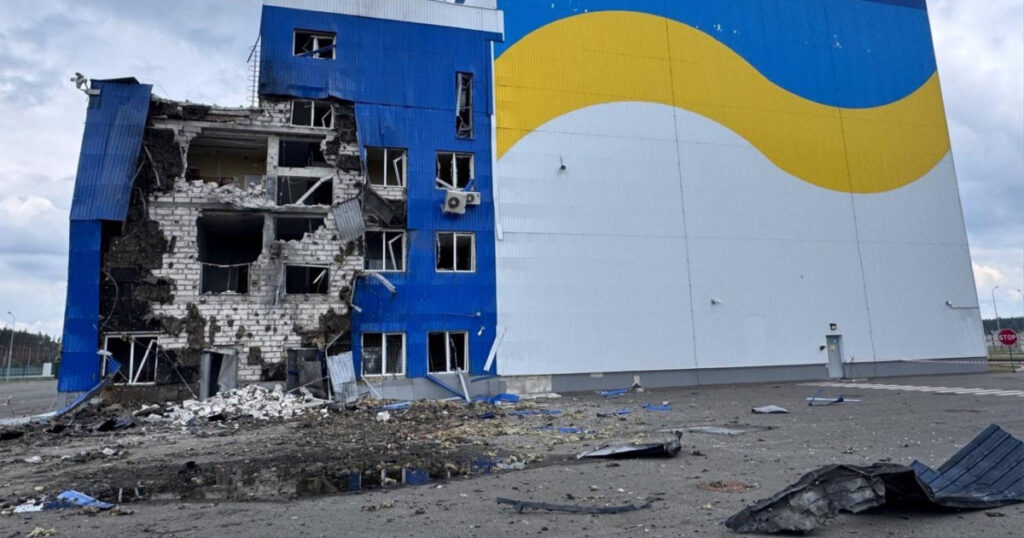 «Енергоатом» оприлюднив фото пошкодженого внаслідок російського удару сховища ядерного палива біля Чорнобильської АЕС