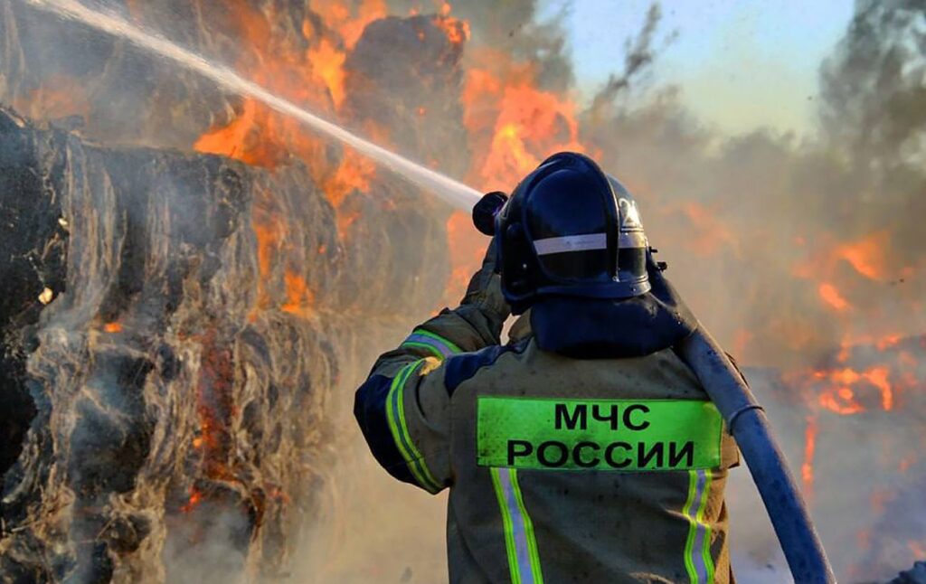 У порту Усть-Луга виникла пожежа через атаку безпілотників на РФ
