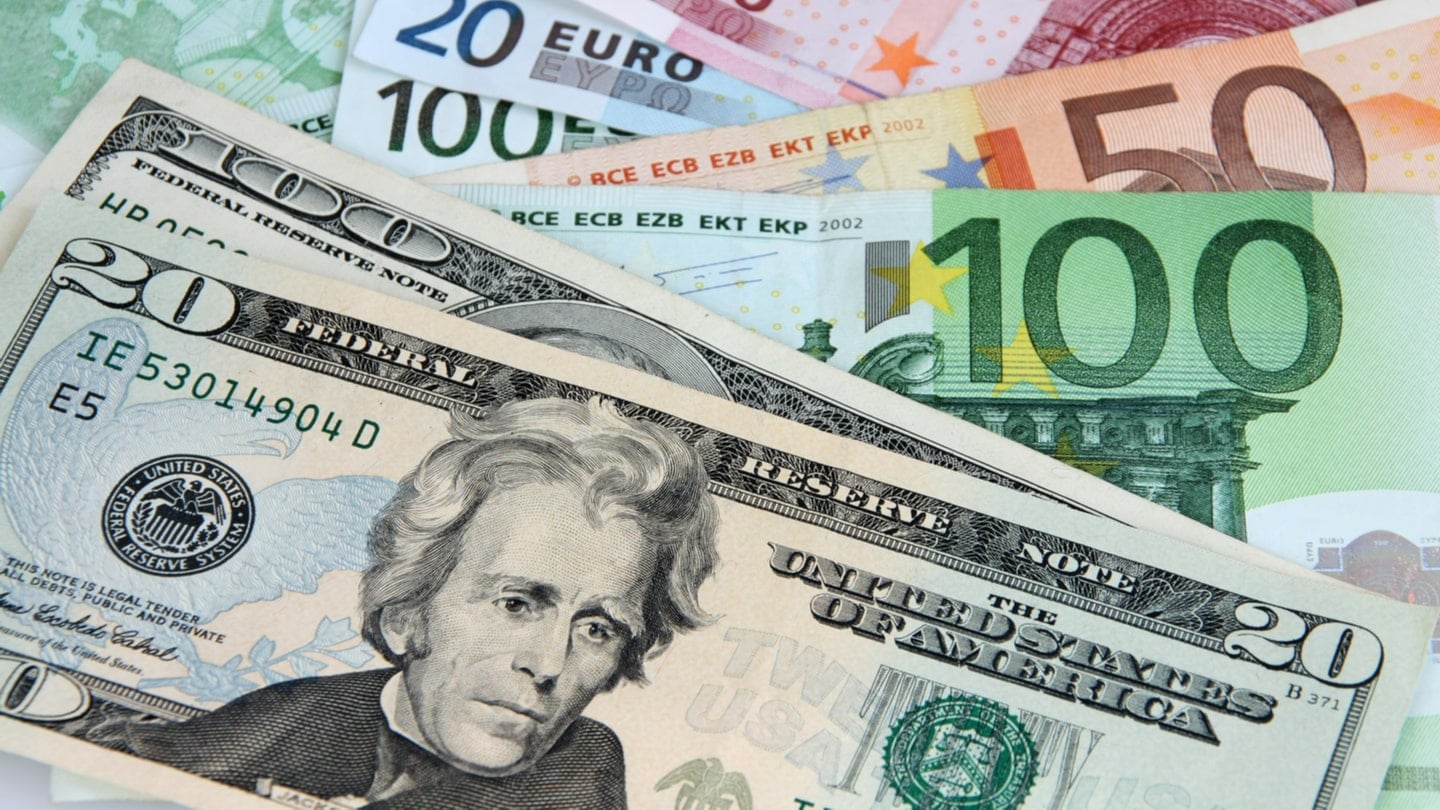 US dollar drops, euro gains: NBU exchange rate for August 20
