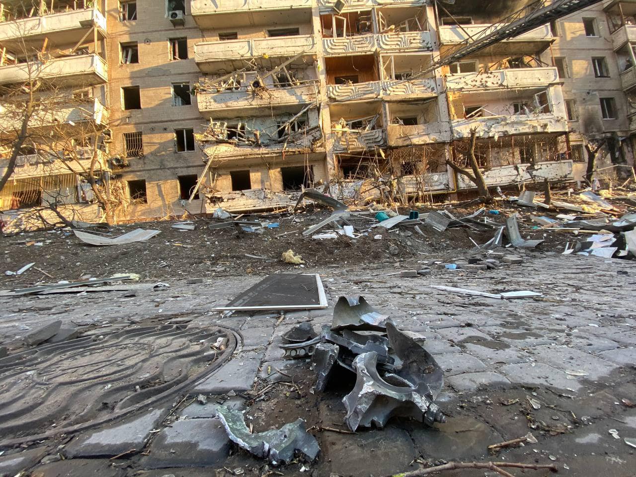 4 people killed and 23 injured in missile attack on three Kyiv districts