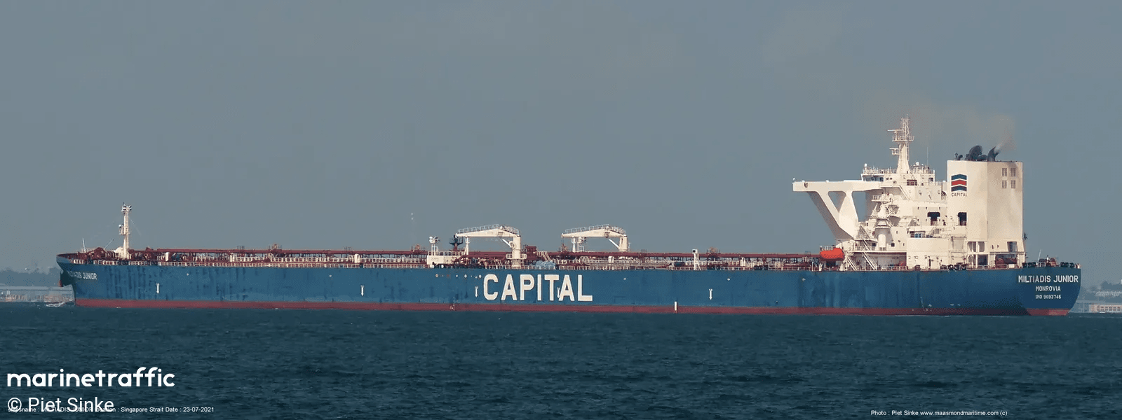 Houthis attack the tanker Amzan in the Red Sea