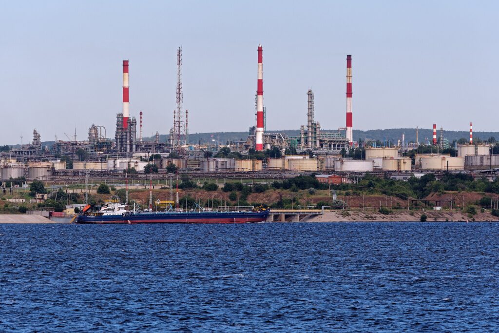 Удари по НПЗ зменшили випуск російського бензину на 20%