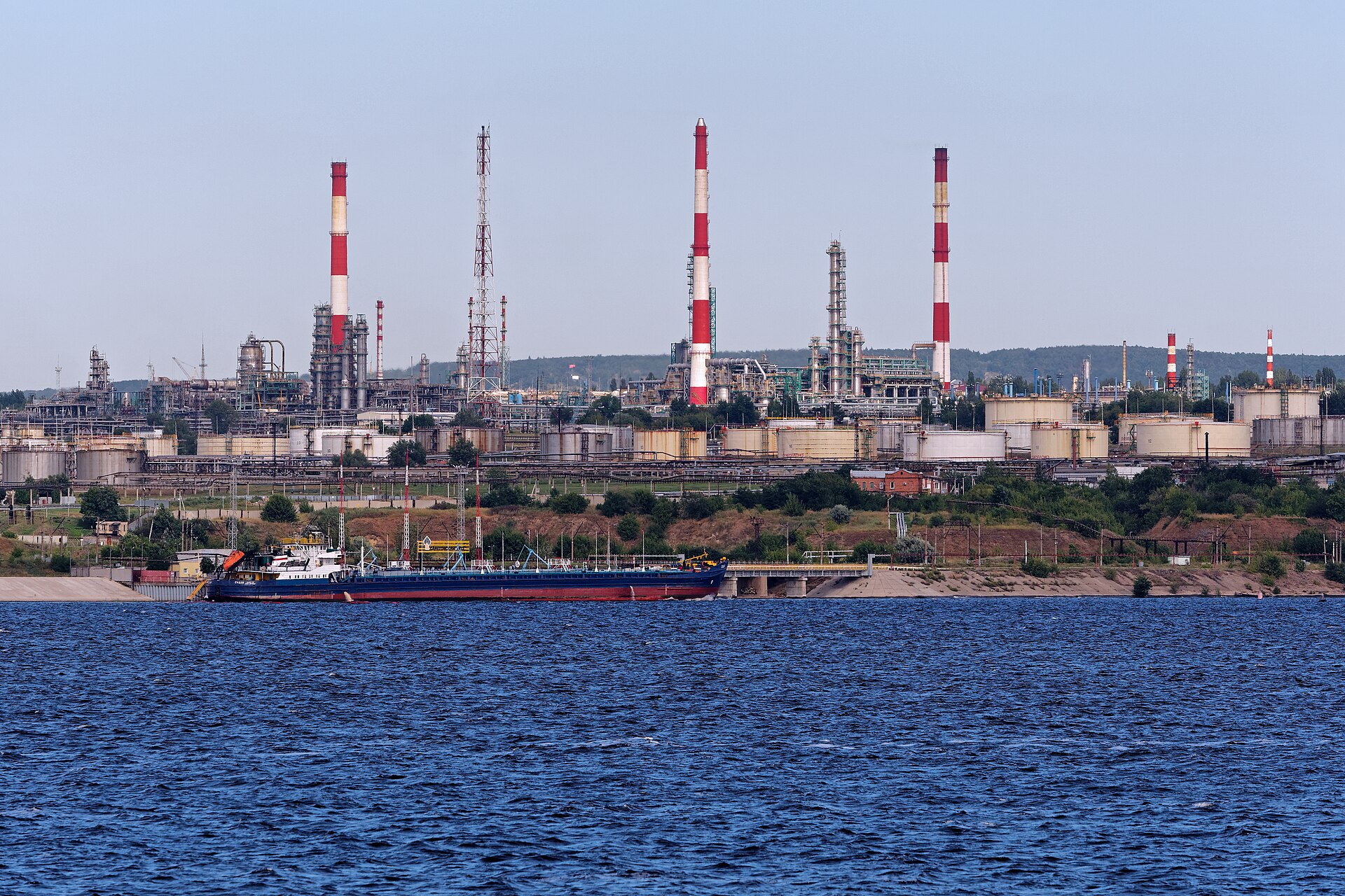 Strikes on refineries cut Russian gasoline production by 20%