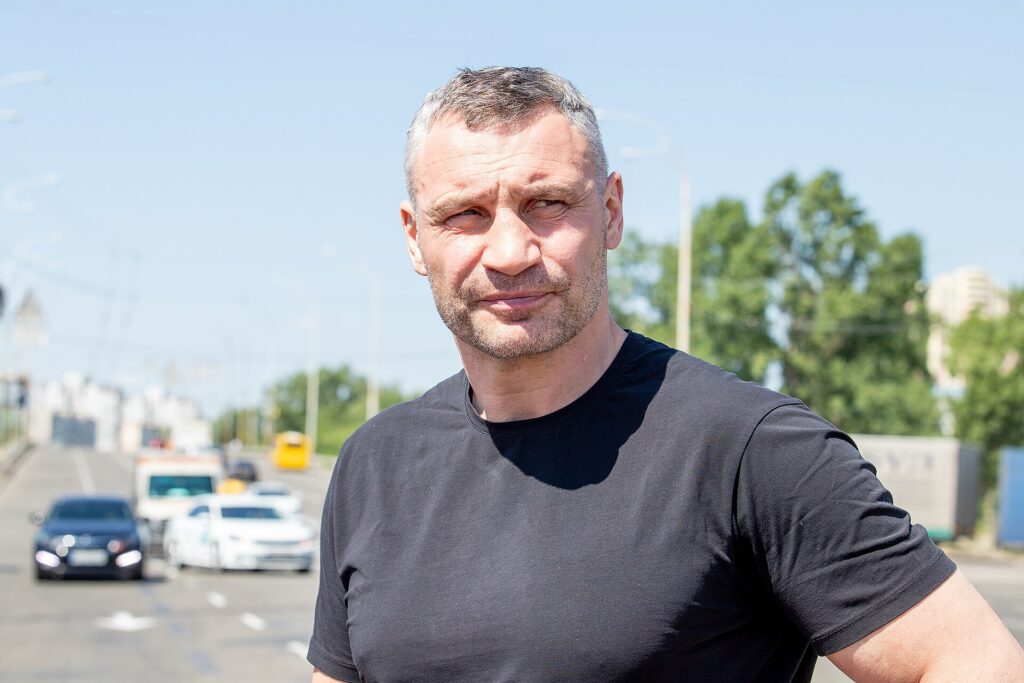 В Голосеевском районе Киева вражеский дрон попал в нежилое здание