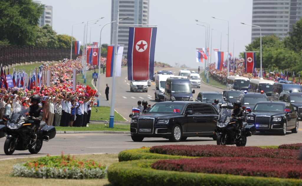 Кортеж владимира путина во Владивостоке сопровождает пикап с зенитным пулеметом