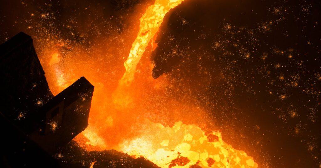 Морская блокада и удары по предприятиям обвалили выплавку стали в августе 2026 года