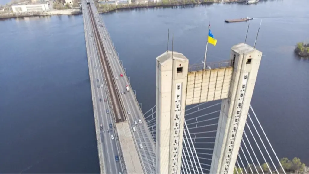 «Зеленая» линия киевского метро тестирует движение по Южному мосту при желтом уровне угрозы