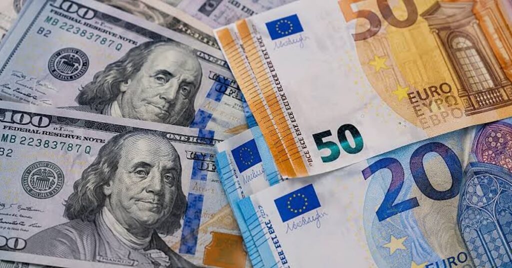 Официальный курс валют на 16 сентября: доллар подорожал, евро снизился