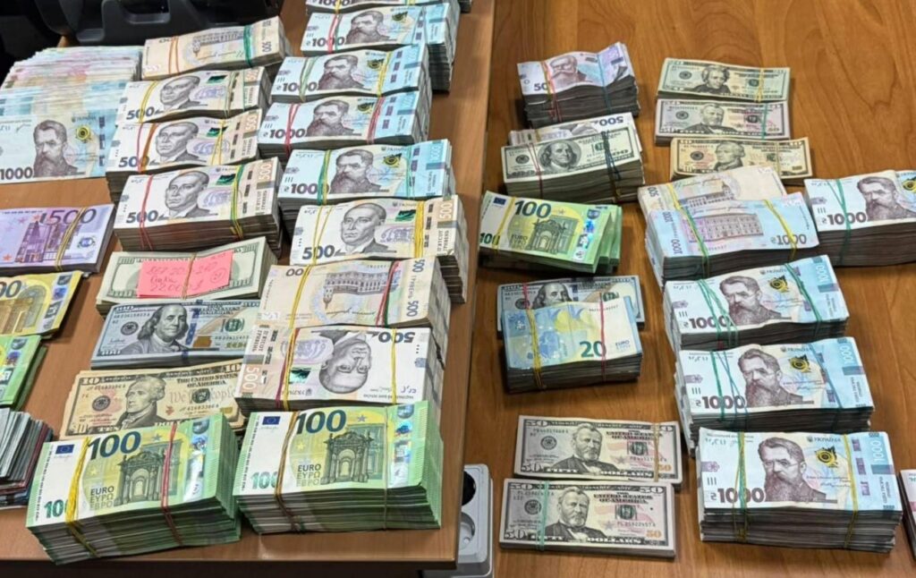 Правоохранители ликвидировали конвертационный центр с оборотом 23,5 млрд гривен Правоохранители ликвидировали конвертационный центр с оборотом 23,5 млрд гривен