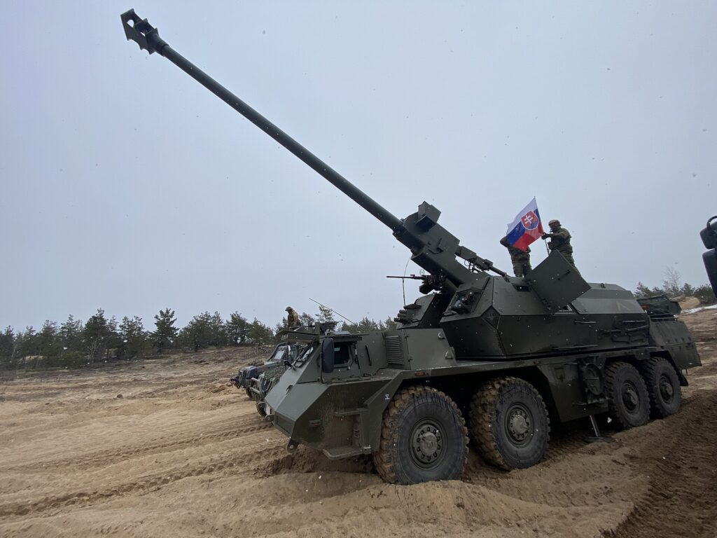 В Латвии во время учений НАТО из-за дружественного огня ранены итальянские солдаты