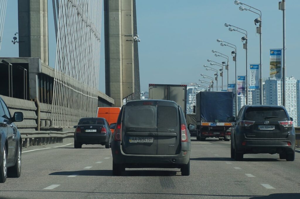 В Киеве ввели ограничения движения на четырех мостах во время воздушных тревог