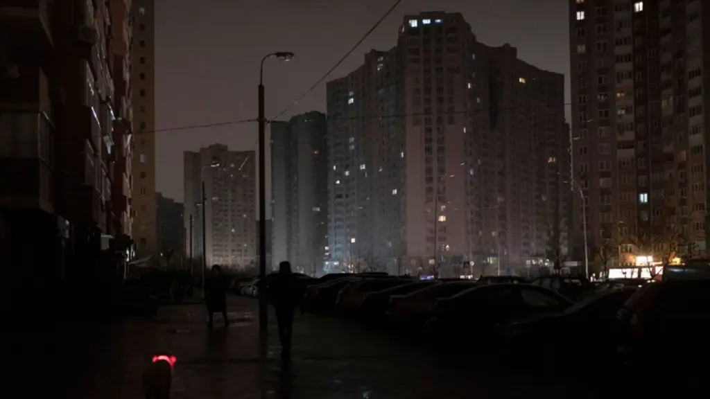 На правому березі Києва відновлюють світло та подачу води