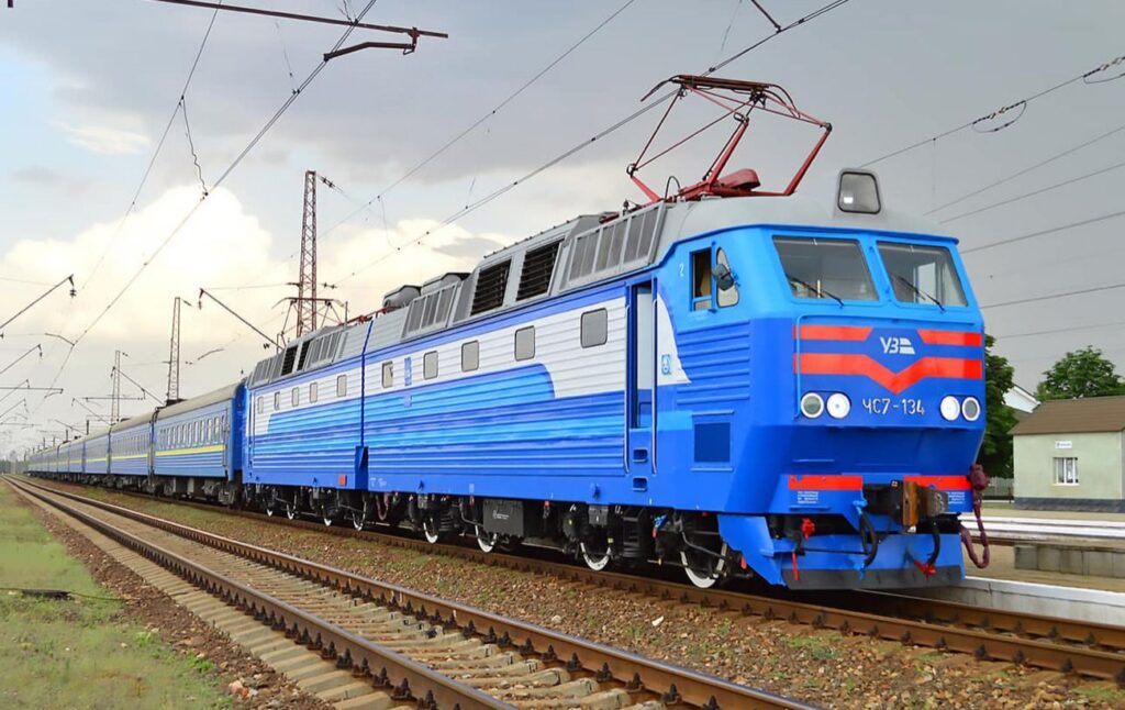 У Львові зіткнулися пасажирський поїзд та електровоз: є постраждалі
