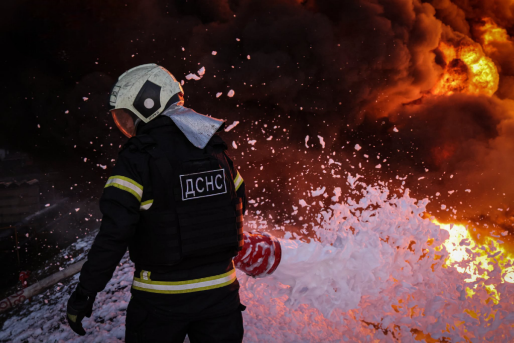 У Шевченківському районі Києва через падіння уламків дрона загорівся будинок