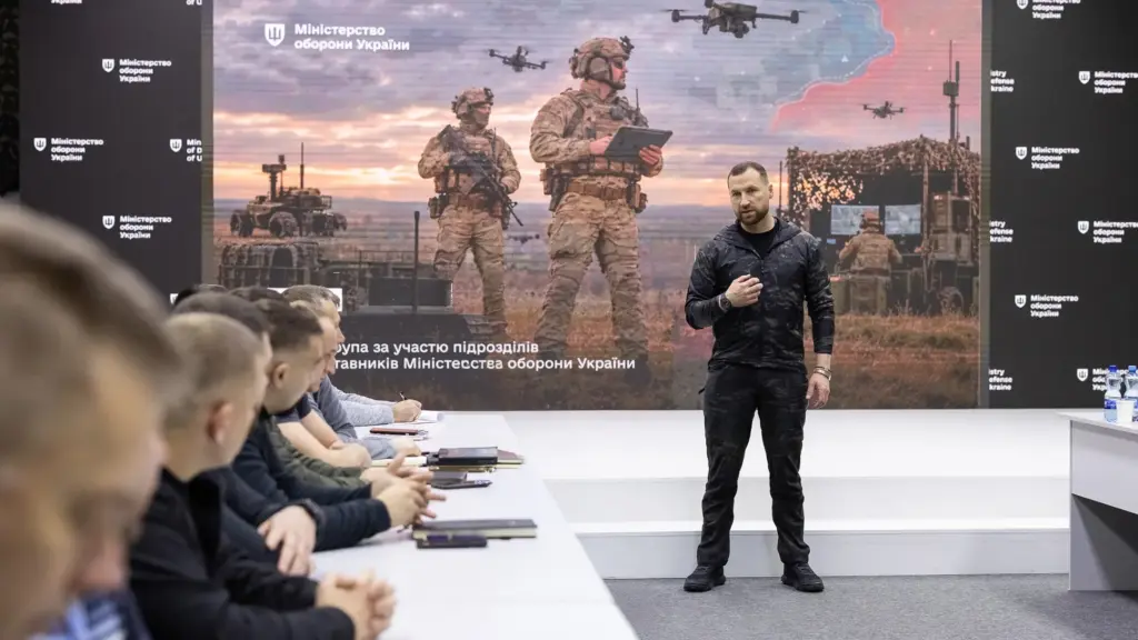 Міністр оборони Євгеній Хмара обговорив із військовими потреби фронту та нові управлінські практики