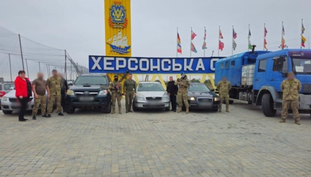 Литва передала Силам оборони на Херсонщині автомайстерню та пікапи
