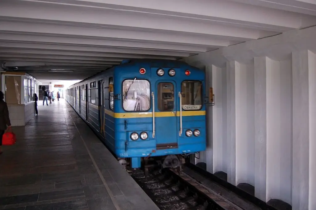 Станція метро «Чернігівська» частково відновлює роботу після російського обстрілу Станція метро «Чернігівська» частково відновлює роботу після російського обстрілу
