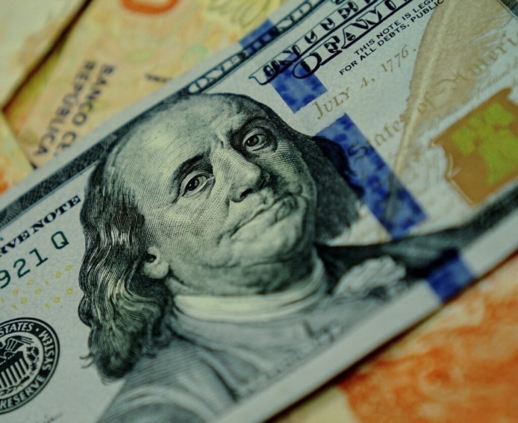 6 млрд долларов продал НБУ в октябре для поддержки курса гривны на фоне рекордного спроса 6 млрд долларов продал НБУ в октябре для поддержки курса гривны на фоне рекордного спроса