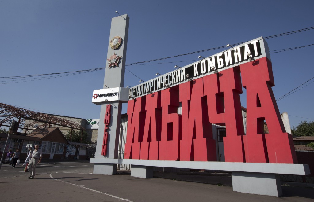 The sign for the Ilich iron and steel plant is seen in the southern coastal town of Mariupol, September 2, 2014. Fears have arisen that an escalation of  fighting between government forces, rebels and what appears to be Russian troops in Ukraine's east and around Mariupol would lead to a halt of production in the Ilich plant, owned by Metinvest, a key metal manufacturer in Ukraine's industrialised east.   REUTERS/Vasily Fedosenko  (UKRAINE - Tags: BUSINESS COMMODITIES POLITICS CIVIL UNREST)