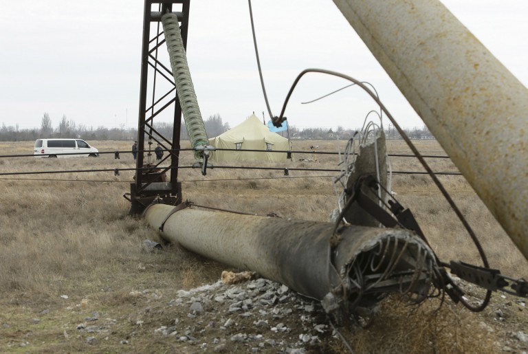 A view shows a damaged electrical pylon near the village of Chonhar in Kherson region, Ukraine, November 23, 2015. Crimea was left without electricity supplies from Ukraine on November 22 after pylons carrying power lines to the Russia-annexed peninsula were blown up overnight. REUTERS/Stringer      EDITORIAL USE ONLY. NO RESALES. NO ARCHIVE