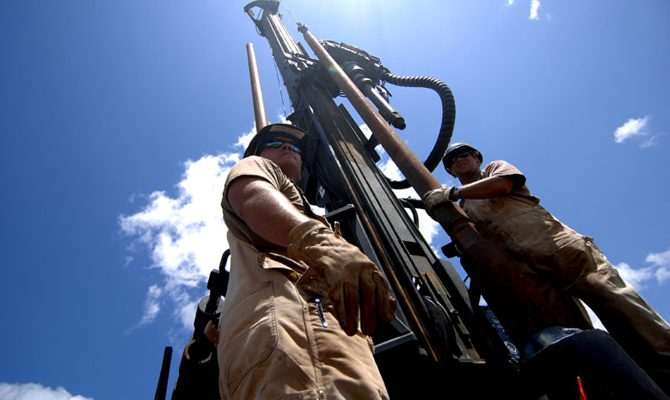 080421-F-1644L-077 

      U.S. Navy Equipment Operators Petty Officers 1st Class Aaron Nagel and Steven Barczak, both Seabees from Naval Mobile Construction Battalion 74, Combined Joint Task Force - Horn of Africa, assemble a rig during a well drilling project in Shaba, Kenya, on April 21, 2008.  The well drilling project was the first of three Seabees conducted in the area.  DoD photo by Tech. Sgt. Jeremy T. Lock, U.S. Air Force.  (Released)