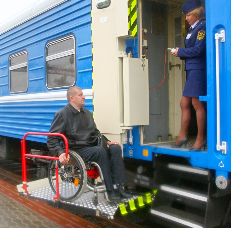 На станциях можно купить поезд. Вагон для инвалидов колясочников РЖД. Спец вагоны РЖД для инвалидов. Купе для инвалидов колясочников РЖД. Подъемник в вагон для инвалидов колясочников.