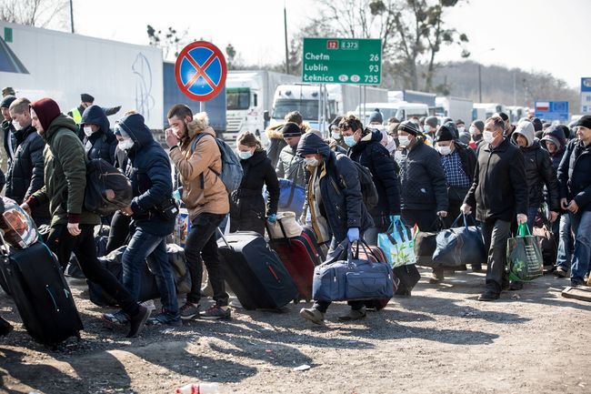 People queue to cross to Ukraine following planned border closing during the outbreak of coronavirus disease (COVID-19) at the border crossing in Dorohusk, Poland, March 27, 2020. Jakub Orzechowski/Agencja Gazeta via REUTERS  ATTENTION EDITORS - THIS IMAGE WAS PROVIDED BY A THIRD PARTY. POLAND OUT. NO COMMERCIAL OR EDITORIAL SALES IN POLAND.             TPX IMAGES OF THE DAY