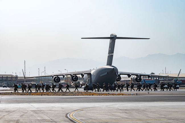 U.S. Soldiers, assigned to the 82nd Airborne Division, arrive to provide security in support of Operation Allies Refuge at Hamid Karzai International Airport in Kabul, Afghanistan, August 20, 2021. Senior Airman Taylor Crul/U.S. Air Force/Handout via REUTERS THIS IMAGE HAS BEEN SUPPLIED BY A THIRD PARTY