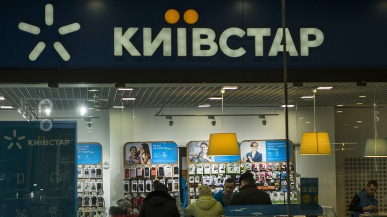 KIEV, UKRAINE - 2018/01/13: Kyivstar in the Aeromall shopping center. Kyivstar is the largest mobile network operator in Ukraine, it had 25.4 million subscribers at the end of June 2014 and thus a 42 percent market share. (Photo by Igor Golovniov/SOPA Images/LightRocket via Getty Images)
